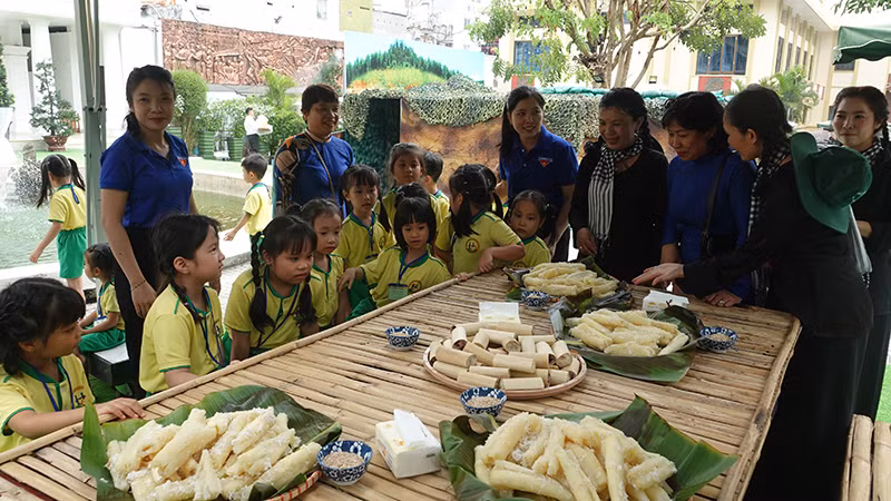 Các em nhỏ nghe giới thiệu về những món ăn trong kháng chiến. (Ảnh: MẠNH HẢO)