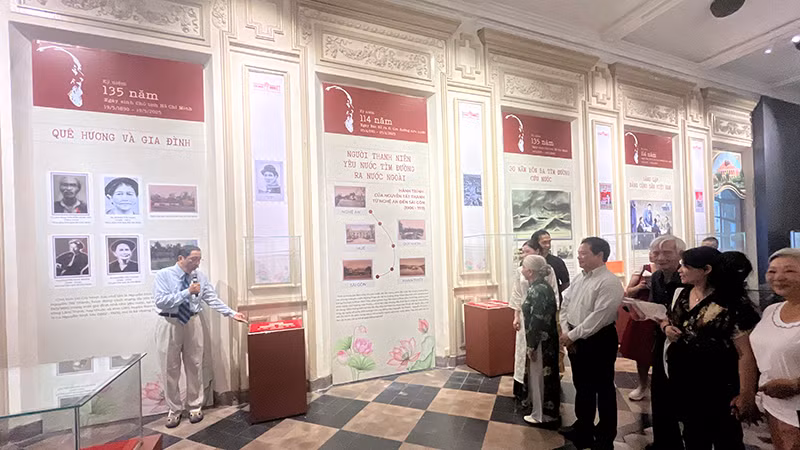 Nhà sưu tập Nguyễn Đại Hùng Lộc (trái) giới thiệu với khách tham quan nội dung trưng bày. (Ảnh: M.H)