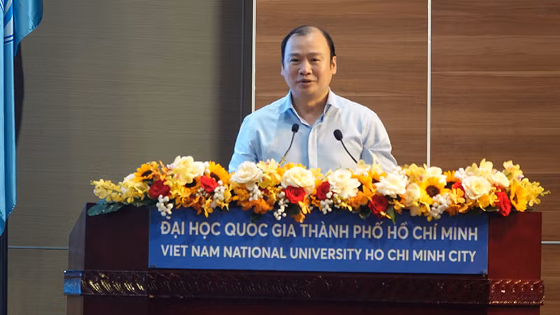 Phó Giáo sư, Tiến sĩ Lê Hải Bình, Thứ trưởng Thường trực Bộ Văn hóa, Thể thao và Du lịch trình bày chuyên đề tại hội nghị.