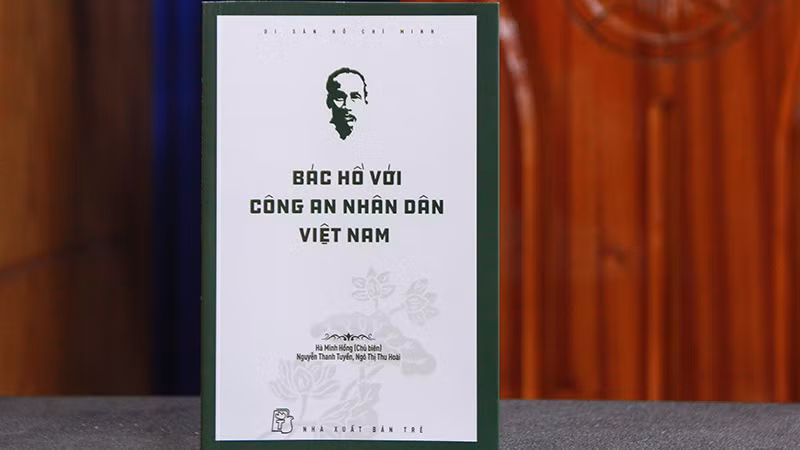 Bìa tựa sách Bác Hồ với Công an nhân dân Việt Nam. (Ảnh: NXB)