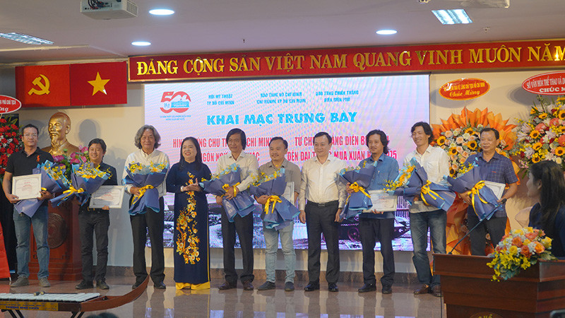 Lãnh đạo Bảo tàng Hồ Chí Minh tặng hoa cho các họa sĩ, nhà điêu khắc. (Ảnh M.H). Lãnh đạo Bảo tàng Hồ Chí Minh tặng hoa cho các họa sĩ, nhà điêu khắc. (Ảnh M.H).