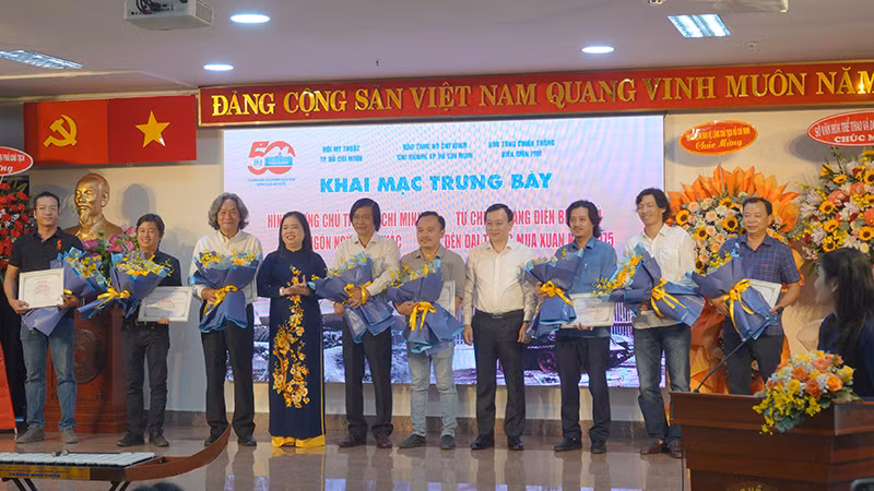 Lãnh đạo Bảo tàng Hồ Chí Minh tặng hoa cho các họa sĩ, nhà điêu khắc. (Ảnh M.H).