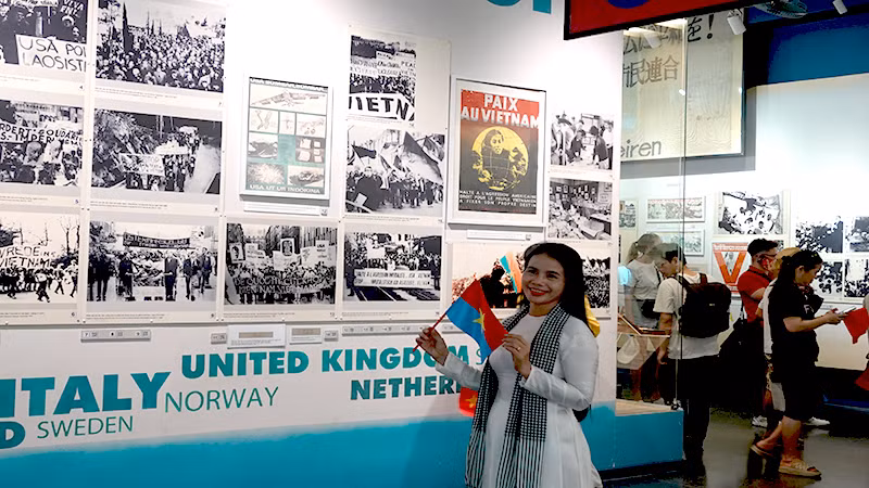 Khách tham quan tại Bảo tàng Chứng tích chiến tranh trong dịp 30/4. (Ảnh: M.H)