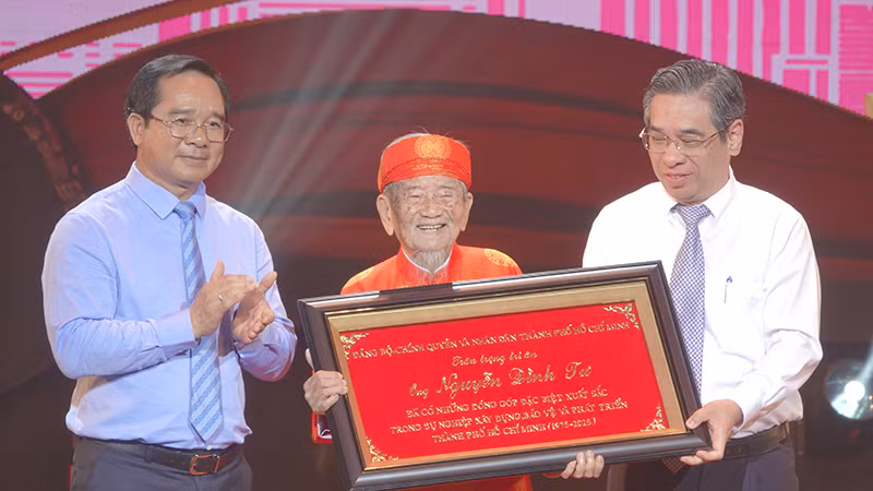 Nhà nghiên cứu Nguyễn Đình Tư là một trong 60 cá nhân tiêu biểu trong sự nghiệp xây dựng và phát triển Thành phố Hồ Chí Minh (1975-2025). (Ảnh M.H) Nhà nghiên cứu Nguyễn Đình Tư là một trong 60 cá nhân tiêu biểu trong sự nghiệp xây dựng và phát triển Thành phố Hồ Chí Minh (1975-2025). (Ảnh M.H)