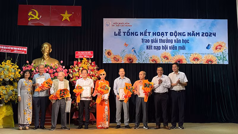 Hội Nhà văn Thành phố trao tặng thưởng cho các tác giả có tác phẩm đoạt giải.
