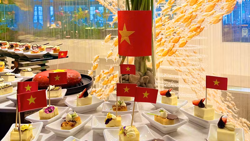 Lá cờ Tổ quốc luôn được trang trí trong không gian các khách sạn tại Thành phố Hồ Chí Minh. (Ảnh: Sở Du lịch Thành phố Hồ Chí Minh cung cấp)