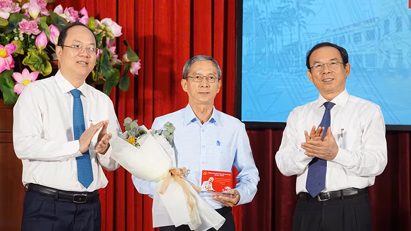 Đồng chí Nguyễn Văn Nên, Ủy viên Bộ Chính trị, Bí thư Thành ủy Thành phố Hồ Chí Minh và đồng chí Nguyễn Hồ Hải, Phó Bí thư Thường trực Thành ủy Thành phố Hồ Chí Minh tặng hoa và biểu trưng cho Bí thư chi bộ khu phố, ấp tiêu biểu. ( Ảnh Văn Thuận).