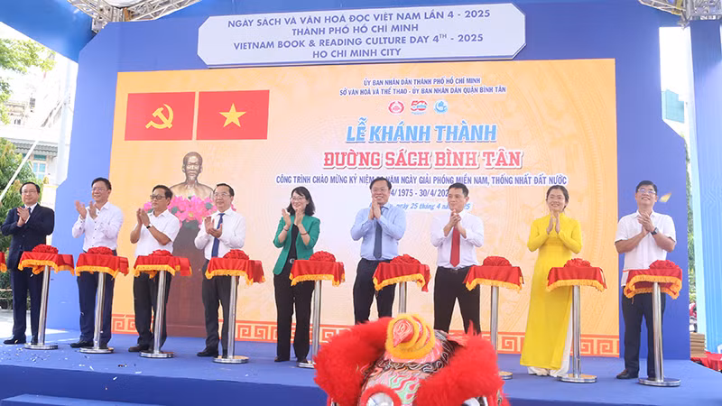 Các đại biểu thực hiện nghi thức cắt băng khánh thành đường sách Bình Tân. (Ảnh H.T)