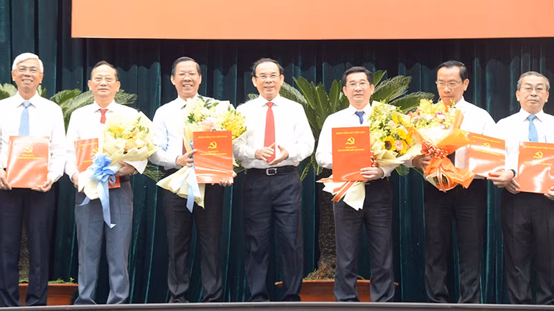 Đồng chí Nguyễn Văn Nên trao quyết định thành lập Đảng bộ Ủy ban nhân dân Thành phố Hồ Chí Minh.