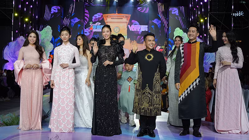 Nhiều hoa hậu, nghệ sĩ nổi tiếng tham gia trình diễn trong bộ sưu tập Gia đình của nhà thiết kế Đặng Trọng Minh Châu. (Ảnh: BTC)