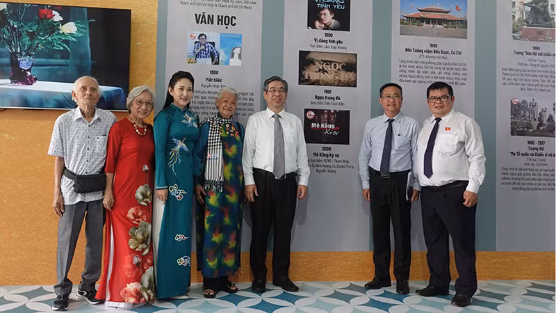 Các đại biểu chụp ảnh bên không gian trưng bày những tác phẩm văn học, nghệ thuật tiêu biểu. (M.H)