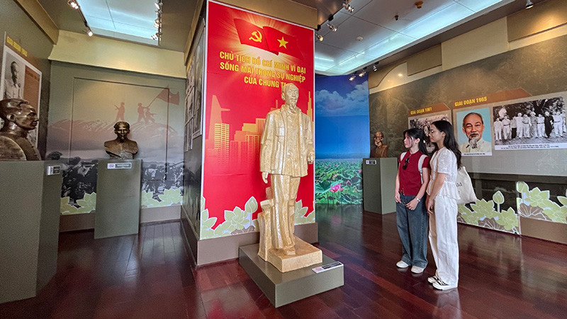 Các bạn trẻ tham quan triển lãm chuyên đề "Hình tượng Chủ tịch Hồ Chí Minh qua ngôn ngữ điêu khắc”. (Ảnh: M.H). Các bạn trẻ tham quan triển lãm chuyên đề "Hình tượng Chủ tịch Hồ Chí Minh qua ngôn ngữ điêu khắc”. (Ảnh: M.H).