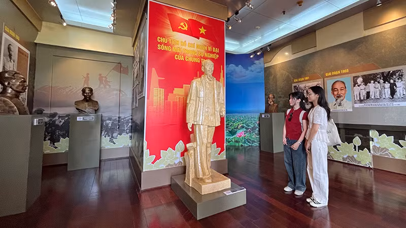 Các bạn trẻ tham quan triển lãm chuyên đề "Hình tượng Chủ tịch Hồ Chí Minh qua ngôn ngữ điêu khắc”. (Ảnh: M.H).