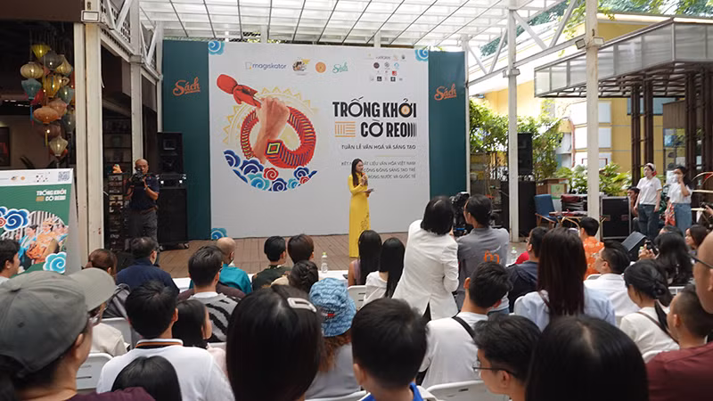 Rất đông khán giả đến theo dõi chương trình Trống khởi cờ reo sáng 1/1.