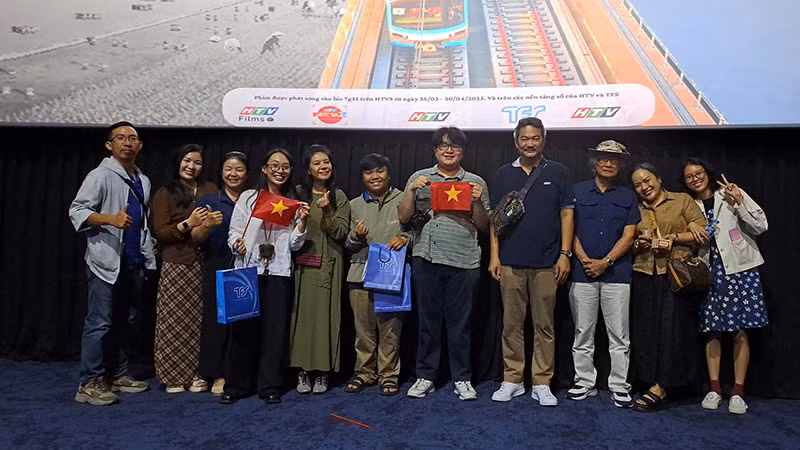 Khán giả chụp ảnh với ê kíp thực hiện bộ phim tài liệu "Vượt sóng" tại rạp BHD Thảo Điền. (ảnh TFS).