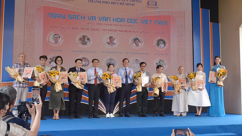 Ra mắt đại sứ văn hóa đọc Thành phố Hồ Chí Minh nhiệm kỳ 2024-2025 trong lễ khai mạc Ngày Sách và Văn hóa đọc Việt Nam lần 3 tại Thành phố Hồ Chí Minh. (Ảnh: Mạnh Hảo)