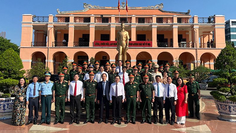 Các đại biểu chụp ảnh lưu niệm tại Bảo tàng Hồ Chí Minh, chi nhánh Thành phố Hồ Chí Minh. (Ảnh: M.H). Các đại biểu chụp ảnh lưu niệm tại Bảo tàng Hồ Chí Minh, chi nhánh Thành phố Hồ Chí Minh. (Ảnh: M.H).