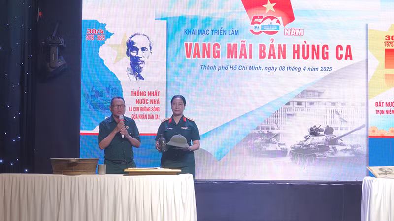 Cựu chiến binh Nguyễn Khắc Nhu trao tặng hiện vật cho Bảo tàng Chiến dịch Hồ Chí Minh. (Ảnh: MẠNH HẢO)