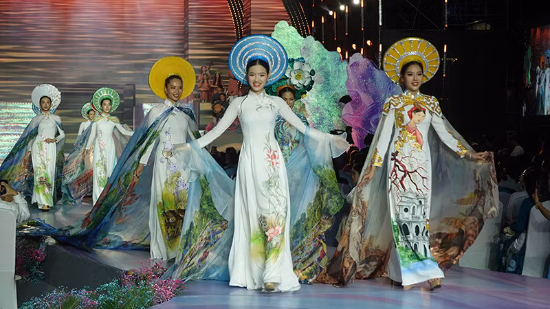 Các người mẫu trình diễn áo dài trong chương trình khai mạc.