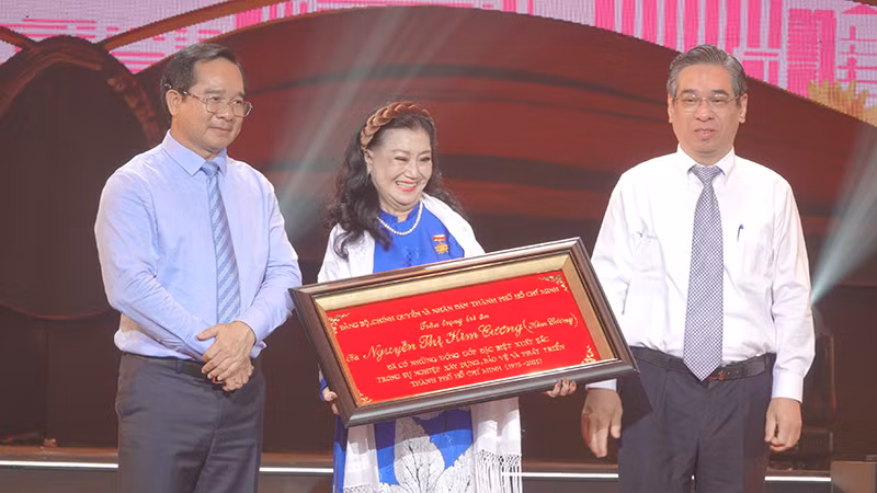Nghệ sĩ Nhân dân Kim Cương là một trong 60 cá nhân tiêu biểu trong sự nghiệp xây dựng và phát triển Thành phố Hồ Chí Minh (1975-2025). (M.H) Nghệ sĩ Nhân dân Kim Cương là một trong 60 cá nhân tiêu biểu trong sự nghiệp xây dựng và phát triển Thành phố Hồ Chí Minh (1975-2025). (M.H)