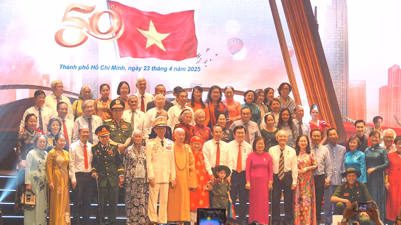 Các đại biểu chụp ảnh lưu niệm với các cá nhân tiêu biểu trong lễ tôn vinh. (Ảnh M.H)