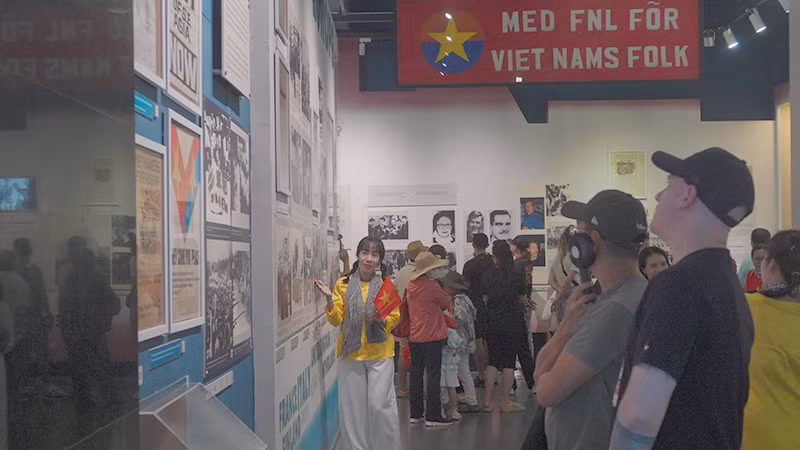 Du khách quốc tế tham quan trưng bày tại Bảo tàng Chứng tích chiến tranh. (Ảnh M.H).