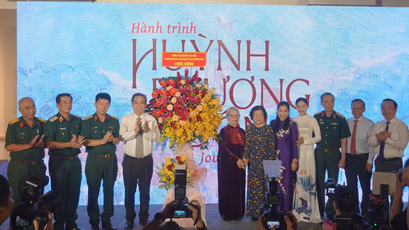 Các đại biểu chụp ảnh lưu niệm với gia đình cố họa sĩ Huỳnh Phương Đông.