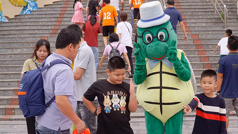 Du khách đến Suối Tiên trong ngày nghỉ lễ Tết Dương lịch phần lớn là nhóm gia đình.