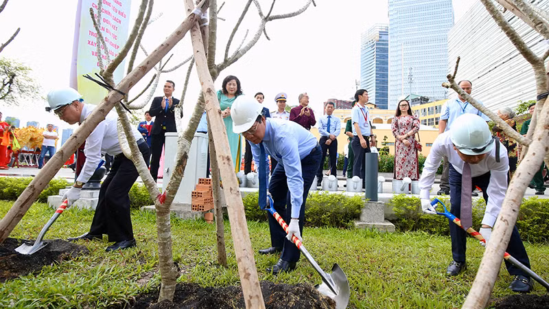 Các đại biểu trồng cây trong khuôn viên Bảo tàng Tôn Đức Thắng. (Ảnh: Dũng Phương).