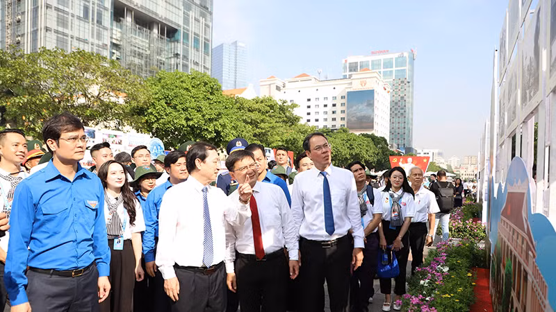 Các đại biểu tham quan triển lãm. (Ảnh NT)