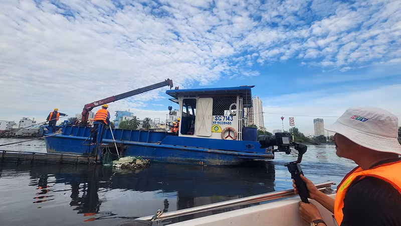 Ê kíp thực hiện bộ phim trong một cảnh quay. (Ảnh TFS).