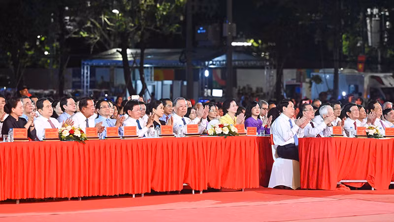 Các đồng chí lãnh đạo Đảng, Nhà nước và đại biểu tham dự chương trình. (Ảnh: DUY LINH)