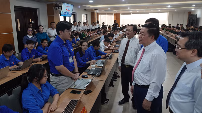 Đồng chí Nguyễn Trọng Nghĩa, Trưởng Ban Tuyên giáo và Dân vận Trung ương đến hỏi thăm các sinh viên, giảng viên, lực lượng hưởng ứng cuộc thi trực tuyến "Tự hào Việt Nam".