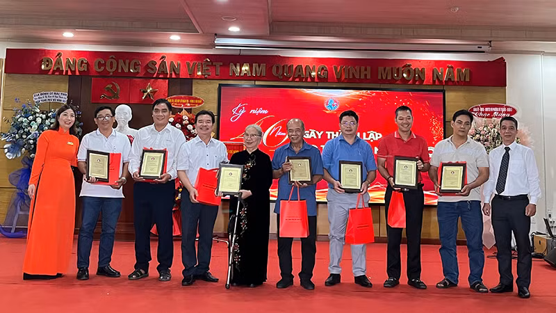 Lãnh đạo Bảo tàng trao thư cảm ơn cho các nhà sưu tập. (Ảnh M.H)