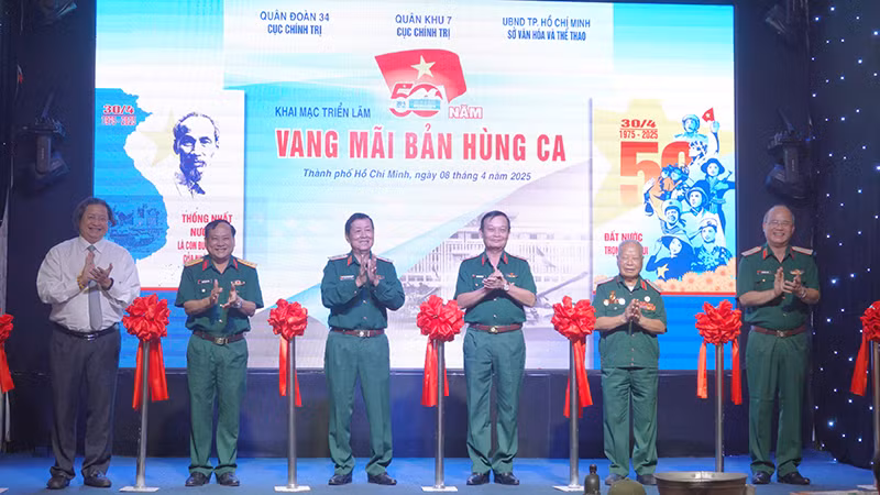 Các đại biểu thực hiện nghi thức cắt băng khai mạc triển lãm. (Ảnh: MẠNH HẢO)