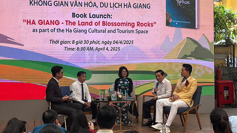 Các khách mời trong buổi tọa đàm về cuốn sách "Hà Giang - miền đá nở hoa".