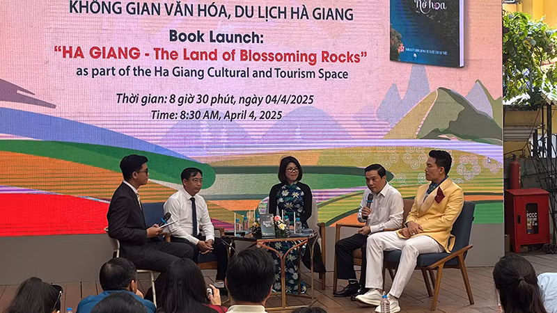 Các khách mời trong buổi tọa đàm về cuốn sách "Hà Giang - miền đá nở hoa".