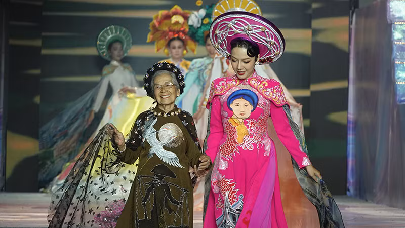 Nghệ sĩ Ưu tú Phi Điểu (trái) là một trong những đại sứ của Lễ hội Áo dài Thành phố Hồ Chí Minh năm nay. Nghệ sĩ Ưu tú Phi Điểu (trái) là một trong những đại sứ của Lễ hội Áo dài Thành phố Hồ Chí Minh năm nay.