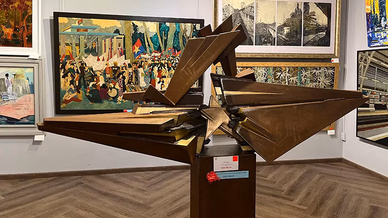 Tác phẩm Đất thép của họa sĩ Trần Việt Hà được trao giải Nhất. (Ảnh: MẠNH HẢO)