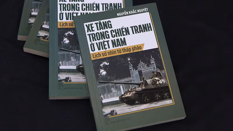 Bìa cuốn sách "Xe tăng trong chiến tranh ở Việt Nam - Lịch sử nhìn từ tháp pháo" của tác giả Nguyễn Khắc Nguyệt. (Ảnh NXB Trẻ).