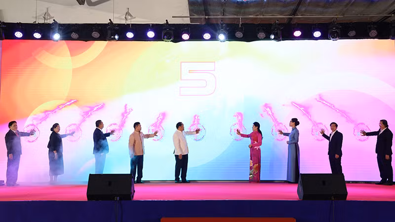 Các đại biểu thực hiện nghi thức khai mạc triển lãm. (Ảnh: BTC)