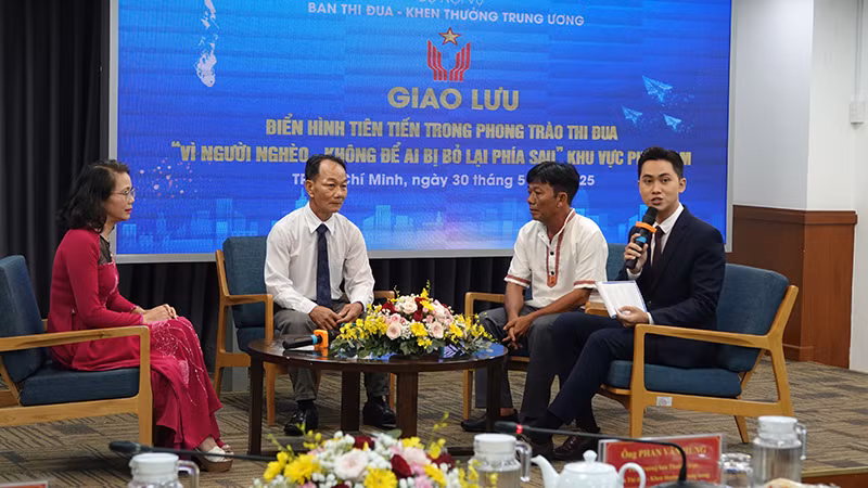 Giao lưu với các điển hình trong chương trình. (Ảnh M.H)