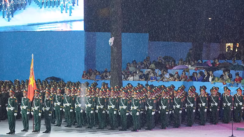 Cơn mưa xuất hiện bất ngờ trước khi chương trình Sơ duyệt diễn ra. (Ảnh H.T)