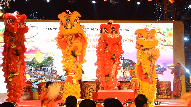 Biểu diễn lân, sư, rồng tại Lễ hội "Trên bến dưới thuyền" Tết 2021.