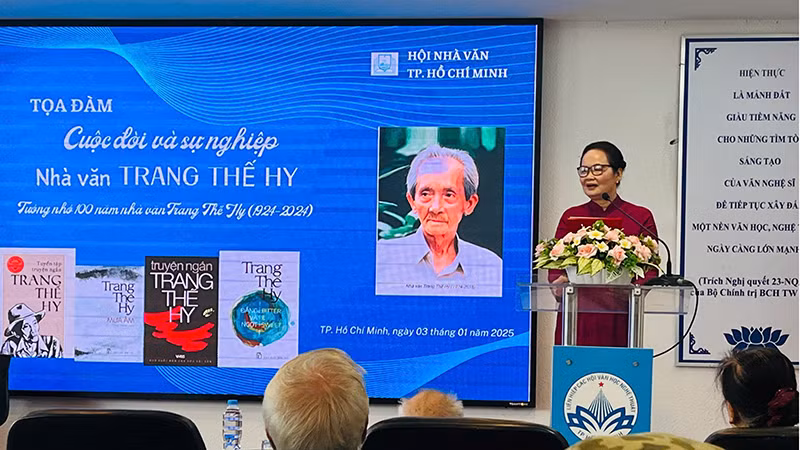 Nhà văn Bích Ngân, Chủ tịch Hội Nhà văn Thành phố Hồ Chí Minh phát biểu tại buổi tọa đàm.