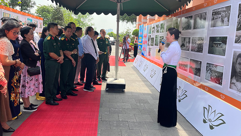 Các đại biểu tham quan triển lãm sau lễ khai mạc. (Ảnh: M.H) Các đại biểu tham quan triển lãm sau lễ khai mạc. (Ảnh: M.H)