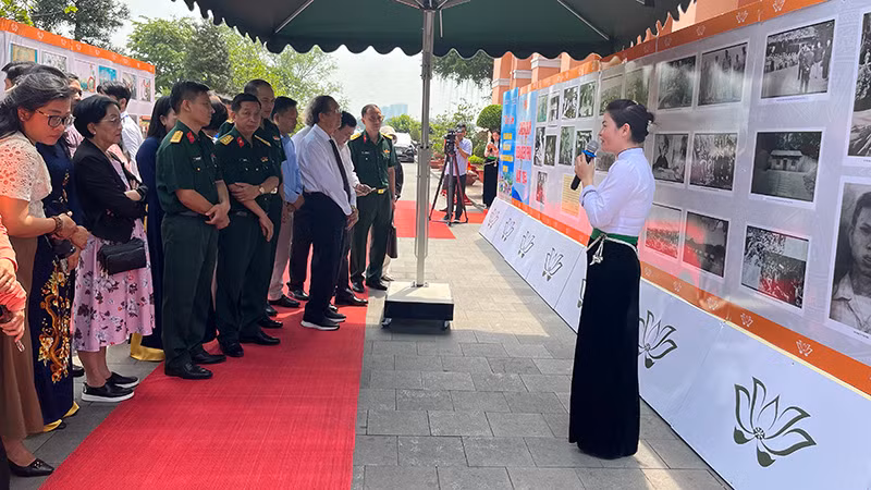 Các đại biểu tham quan triển lãm sau lễ khai mạc. (Ảnh: M.H)