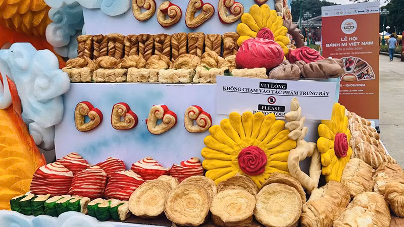 Trưng bày bánh mì tại Lễ hội Bánh mì Việt Nam lần 2, năm 2024.