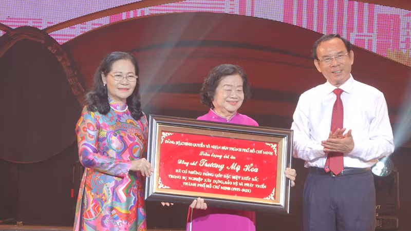 Nguyên Phó Chủ tịch nước Trương Mỹ Hoa là một trong 60 cá nhân tiêu biểu trong sự nghiệp xây dựng và phát triển Thành phố Hồ Chí Minh (1975-2025). (Ảnh M.H) Nguyên Phó Chủ tịch nước Trương Mỹ Hoa là một trong 60 cá nhân tiêu biểu trong sự nghiệp xây dựng và phát triển Thành phố Hồ Chí Minh (1975-2025). (Ảnh M.H)