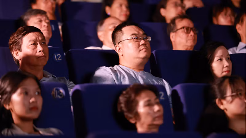 Khán giả xem phim tài liệu "Vượt sóng" tại rạp chiếu phim BHD Thảo Điền. (Ảnh TFS).